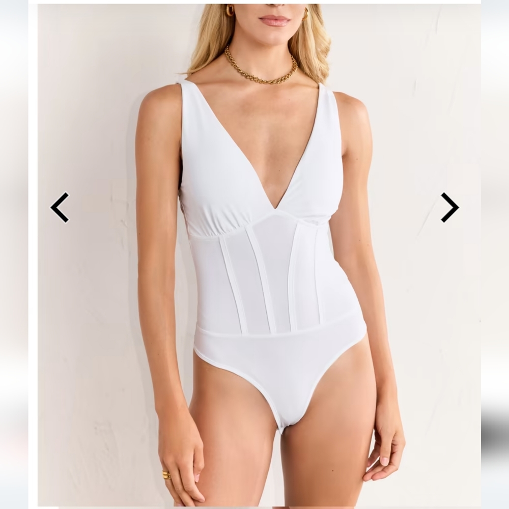 NEW WITH TAGS ❤️❤️🔥🔥🔥V-Neck contour bodysuit 💕💕💕 Luxy USA